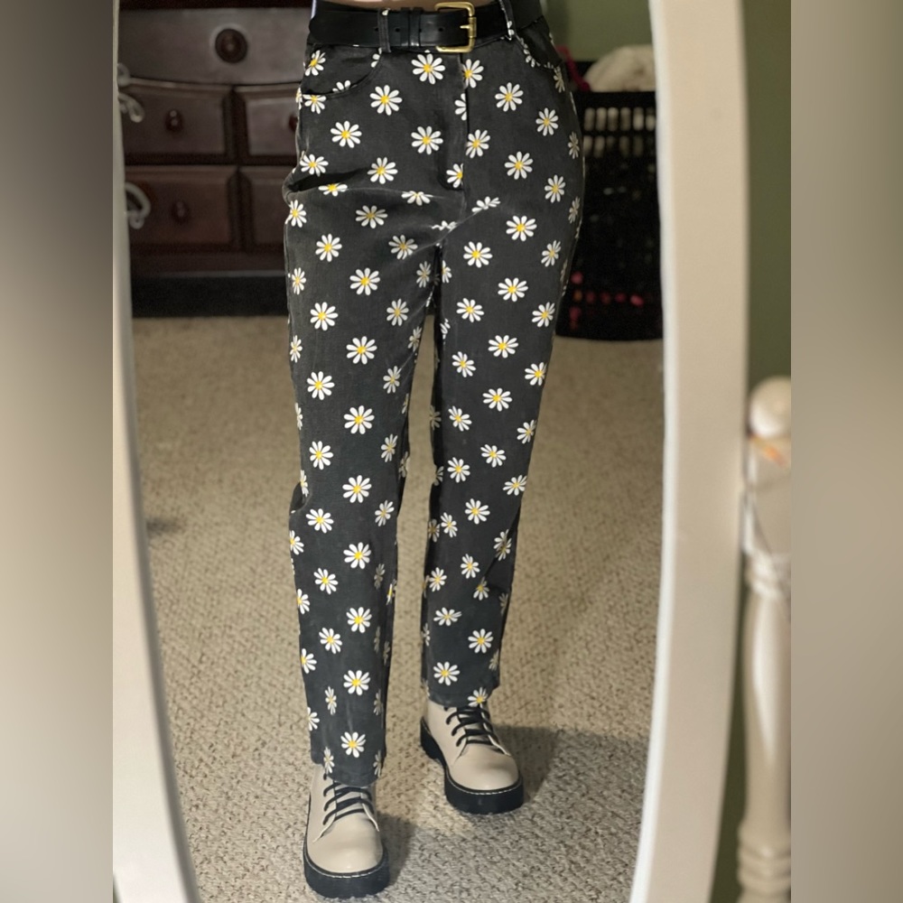 BRAND NEW jeans with sunflowers 🌻♡